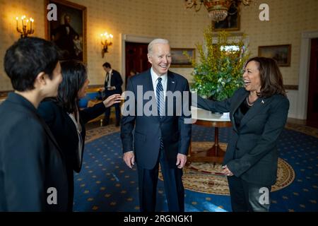 Reportage: Nomina del vice segretario del lavoro Julie su come segretario del lavoro (2023) - il presidente Joe Biden e il vicepresidente Kamala Harris salutano la candidata del segretario del lavoro Julie su e la sua famiglia, mercoledì 1 marzo 2023, nella sala blu della Casa Bianca. Foto Stock