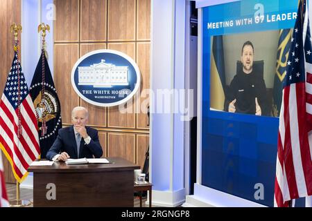 Reportage: Il presidente Joe Biden partecipa a una chiamata virtuale con i leader del G7 e il presidente ucraino Volodymyr Zelenskyy, venerdì 24 febbraio 2023, nell'Auditorium della Corte Sud nell'Eisenhower Executive Office Building alla Casa Bianca. Foto Stock