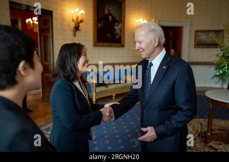 Reportage: Nomina del vice segretario del lavoro Julie su come segretario del lavoro (2023) - il presidente Joe Biden e il vicepresidente Kamala Harris salutano la candidata del segretario del lavoro Julie su e la sua famiglia, mercoledì 1 marzo 2023, nella sala blu della Casa Bianca. Foto Stock