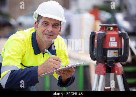 luogo di costruzione misurazione geometrico uomo maturo Foto Stock