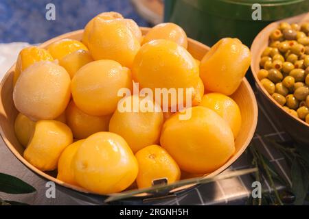 Ciotola di limoni freschi ad Antibes, sulla Costa Azzurra. Foto Stock
