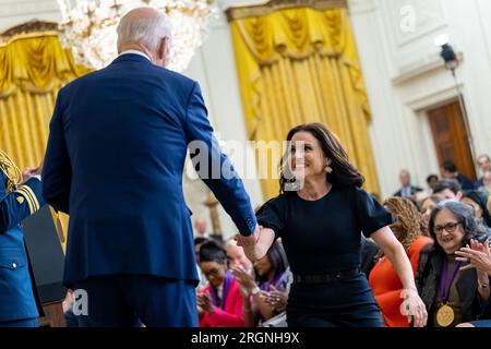 Reportage: Joe Biden presenta medaglie alla National Arts and Humanities Medal Ceremony (2023) - il presidente Joe Biden presenta la National Medal of Arts all'attrice Julia Louis-Dreyfus durante una cerimonia, martedì 21 marzo 2023, nella sala est della Casa Bianca. Foto Stock