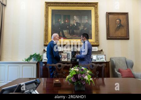 Reportage: Il presidente Joe Biden parla con Kal Penn di "The Daily Show" mercoledì 8 marzo 2023, nella sala da pranzo Oval Office della Casa Bianca. Foto Stock