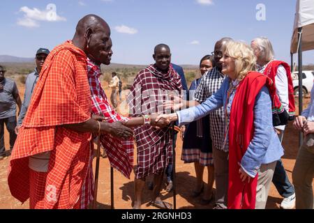 Reportage: La First Lady Jill Biden visita l'Africa (febbraio 2023) - la First Lady Jill Biden parla degli effetti della siccità con i membri della comunità Maasai al Lositeti Outreach Site, domenica 26 febbraio 2023, a Kajiado, Kenya. Foto Stock