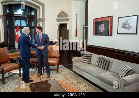 Reportage: Visita del presidente Biden a Ottawa Canada (2023) - il presidente Joe Biden partecipa a un incontro bilaterale ristretto con il primo ministro canadese Justin Trudeau, venerdì 24 marzo 2023, presso l'ufficio del primo ministro presso Parliament Hill a Ottawa, Ontario, Canada. Foto Stock