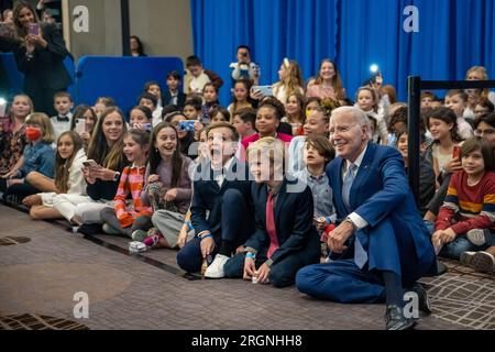 Reportage: Joe Biden, insieme alla moglie Jill Biden, visita città del Messico (gennaio 2023) - il presidente Joe Biden e la First Lady Jill Biden partecipano a un incontro e saluto dell'ambasciata, domenica 8 gennaio 2023, all'InterContinental Presidente di città del Messico. Qui, Joe Biden siede con un gruppo di bambini. Foto Stock