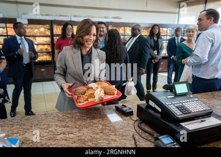 Reportage: Il vicepresidente Kamala Harris fa una sosta a Panadería Artesanal durante una visita a Raleigh, North Carolina, lunedì 30 gennaio 2023, dopo aver partecipato a un evento sullo sviluppo della comunità e sulle piccole imprese. Foto Stock