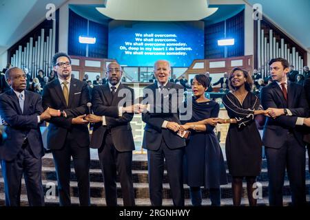 Reportage: Visita del presidente Biden alla Ebenezer Baptist Church, domenica 15 gennaio 2023, ad Atlanta per celebrare il compleanno di Martin Luther King Jr - il presidente Joe Biden, affiancato dal senatore Raphael Warnock alla sua destra, e l'ex sindaco di Atlanta e Senior Adviser for Public Engagement Keisha Lance Bottoms alla sua sinistra, partecipa a un servizio di culto in onore del compleanno di Martin Luther King Jr.. Foto Stock