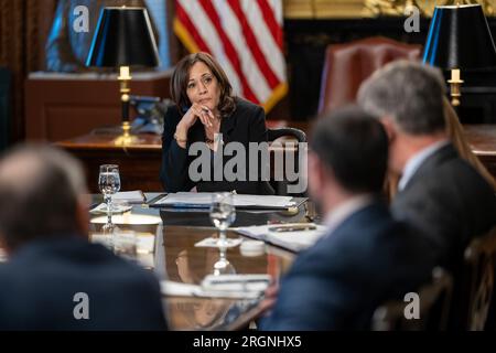 Reportage: Martedì 7 febbraio 2023, il vicepresidente Kamala Harris tiene una tavola rotonda con gli esperti nell'edificio Eisenhower Executive Office. Foto Stock