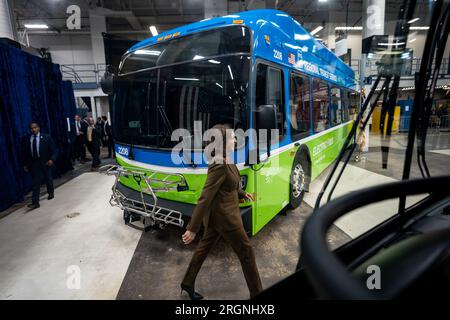 Reportage: Kamala Harris visita il New Flyer Manufacturing Facility (2023) - il vicepresidente Kamala Harris consegna osservazioni, giovedì 9 febbraio 2023, presso il New Flyer Manufacturing Facility di St. Cloud, Minnesota. Foto Stock