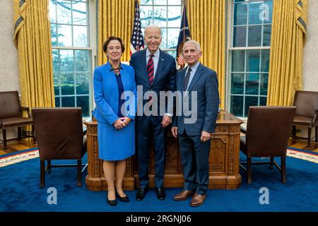 Reportage: Il presidente Joe Biden saluta il suo ex Chief Medical Adviser Dr. Anthony Fauci e sua moglie Dr. Christine Grady, martedì 24 gennaio 2023, nell'Ufficio ovale. Foto Stock