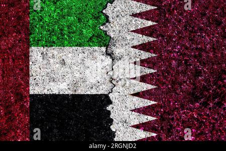 Emirati Arabi Uniti e Qatar hanno dipinto bandiere sul muro. Relazioni tra Emirati Arabi Uniti e Qatar. Il Qatar e gli Emirati Arabi Uniti battono insieme le bandiere. Qatar vs Emirati Arabi Uniti Foto Stock