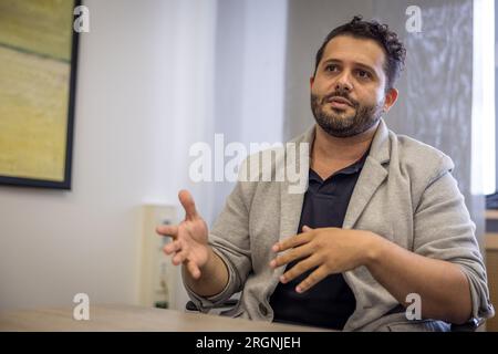 PRODUZIONE - 01 agosto 2023, Brandeburgo, Cottbus: Bruno Ribeiro da Silva ha completato la sua formazione come specialista infermieristico il mese scorso e ora lavora regolarmente nell'unità di cura intermedia (IMC) dell'ospedale Carl Thiem di Cottbus. Per garantire personale infermieristico qualificato, dal settembre 2022 sono stati formati 15 specialisti infermieristici provenienti dal Brasile. I primi hanno completato con successo la loro formazione come specialisti infermieristici in questi giorni. (A dpa 'Un libro specialistico per cardiologia e due cuccioli su una dieta') foto: Frank Hammerschmidt/dpa - ATTENZIONE: Solo per uso editoriale in connessione con il cur Foto Stock