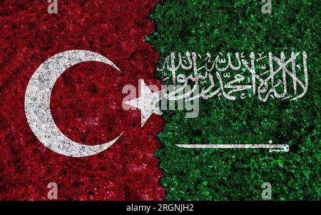 Turchia e Arabia Saudita hanno dipinto bandiere su un muro con texture grunge. La Turchia e l'Arabia Saudita sono in conflitto. Turchia contro Arabia Saudita Foto Stock