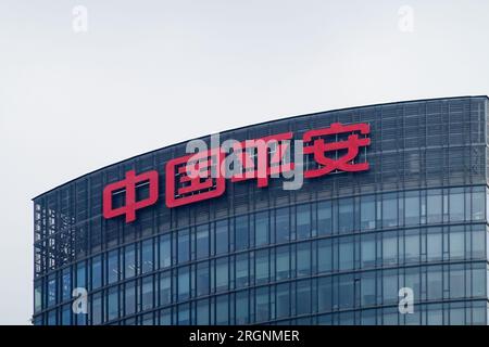 SHANGHAI, CINA - 11 AGOSTO 2023 - China Ping un edificio per uffici e LOGO aziendale a Shanghai, Cina, 11 agosto 2023. Fortune Global 500 del 2023 Foto Stock