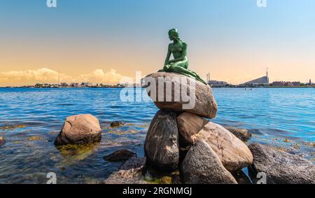 Copenaghen, Danimarca - 28 luglio 2023: Veduta della scultura della Sirenetta a Copenaghen. Foto Stock