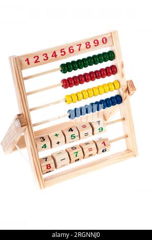 Abacus giocattolo per bambini su bacground bianco Foto Stock