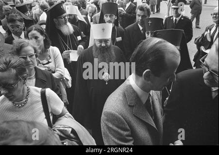 Apertura del Consiglio Mondiale delle Chiese a Domkerk a Utrecht, chierico dall'Africa all'arrivo; ca. 13 agosto 1972 Foto Stock