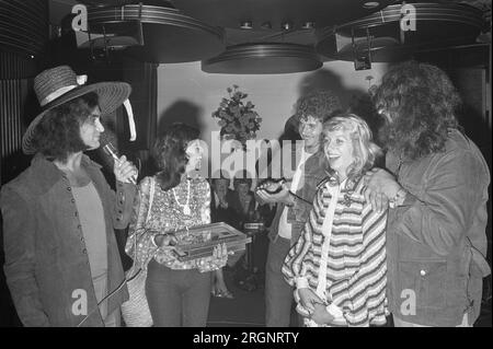 Mouth e MacNeal ottengono il record d'oro a Fietsotheque ad Amsterdam, Sandra e Andres, Hans van Hemert e Mouth e MacNeal; CA. 30 agosto 1972 Foto Stock