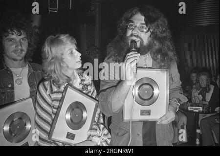 Mouth e MacNeal ottengono il record d'oro a Fietsotheque ad Amsterdam, Hans van Hemert e Mouth e MacNeal; CA. 30 agosto 1972 Foto Stock