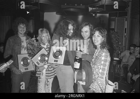 Mouth e MacNeal ottengono il record d'oro a Fietsotheque ad Amsterdam, Hans van Hemert , Mouth e MacNeal e Sandra e Andres; ca. 30 agosto 1972 Foto Stock