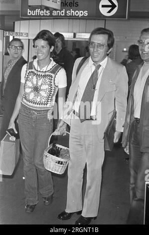 Il cantante Andy Williams con moglie a Schiphol, California. Settembre 1972 Foto Stock