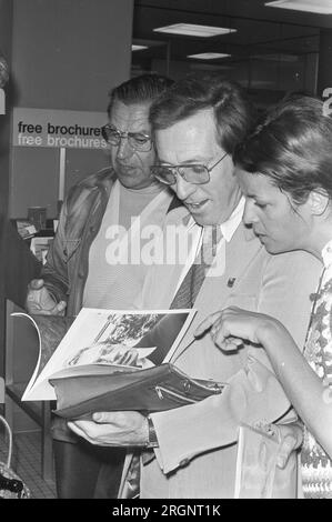 Il cantante Andy Williams con moglie a Schiphol, California. Settembre 1972 Foto Stock