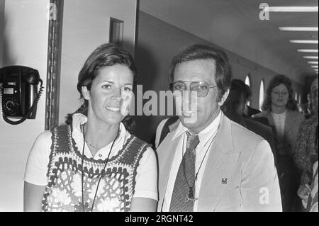 Il cantante Andy Williams con moglie a Schiphol, California. Settembre 1972 Foto Stock