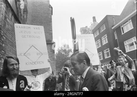 Apertura del Consiglio Mondiale delle Chiese a Domkerk a Utrecht, Claus all'arrivo; ca. 13 agosto 1972 Foto Stock