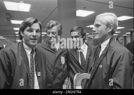 I partecipanti ai Giochi Olimpici olandesi tornano allo Schiphol giocatori di hockey da sinistra a destra cravatte Kruize, Nico Spits, André Bolhuis e Kik Tholen CA. 11 settembre 1972 Foto Stock
