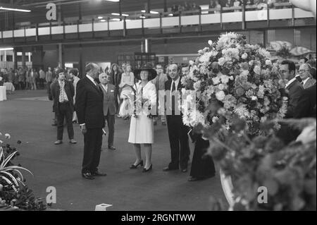 Beatrix e Claus aprono il Flower Auction Building ad Aalsmeer, California. 1972 Foto Stock