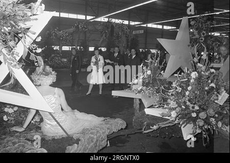 Beatrix e Claus aprono il Flower Auction Building ad Aalsmeer, California. 1972 Foto Stock