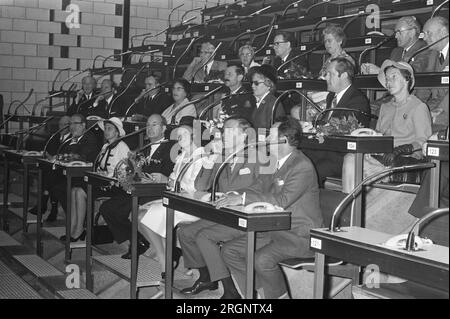 Beatrix e Claus aprono il Flower Auction Building ad Aalsmeer, California. 1972 Foto Stock