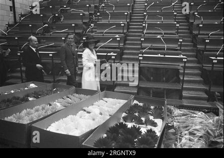 Beatrix e Claus aprono il Flower Auction Building ad Aalsmeer, California. 1972 Foto Stock