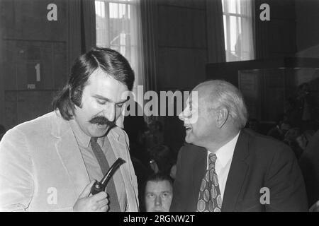 il consiglio del partito PvdA si riunisce a Utrecht per eleggere il leader del partito Van der Louw e Joop Den Uyl (a destra) CA. 1972 Foto Stock