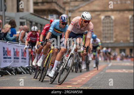 2023 UCI Cycling World Championships Glasgow, ciclismo, ciclismo su strada, Mathieu van der Poel (a destra) dei Paesi Bassi e Wout van Aert (dietro di lui) di bel Foto Stock