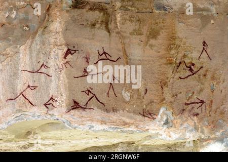 Immagini d'arte rupestre nella Injisuthi Battle Cave nella zona del Giants Castle nelle montagne Drakensberg in Sudafrica Foto Stock