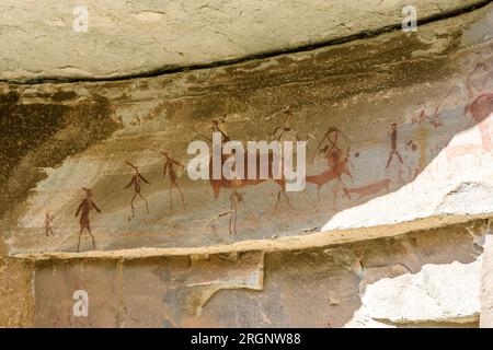 Immagini d'arte rupestre nella Injisuthi Battle Cave nella zona del Giants Castle nelle montagne Drakensberg in Sudafrica Foto Stock