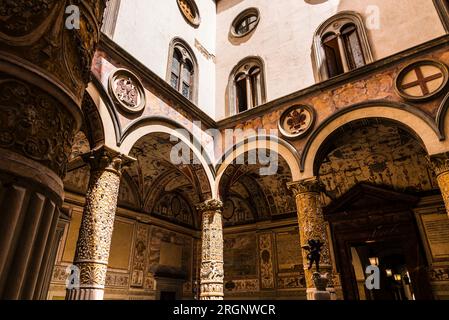 Guardando verso l'alto nel primo cortile di Palazzo Vecchio, Firenze, Toscana, Italia Foto Stock