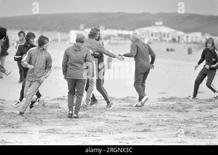 Squadra di football AJAX sulla spiaggia di Wassenaar, California. Settembre 1972 Foto Stock