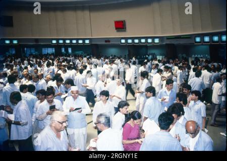 BSE Limited, nota anche come Bombay Stock Exchange (BSE), è una borsa valori indiana situata in Dalal Street a Mumbai. Fondata nel 1875, è la più antica borsa valori in Asia e anche la decima più antica del mondo. La BSE è una delle più grandi borse al mondo per capitalizzazione di mercato, con un tetto di mercato di 3,8 trilioni di dollari a giugno 2023. Foto Stock