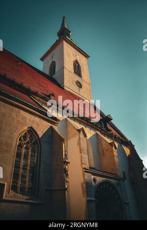 St Cattedrale di Martin Vista ad angolo basso dal tramonto - Bratislava, Slovacchia Foto Stock