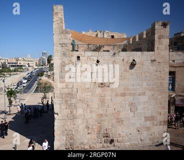 Le mura della città Vecchia sopra la porta di Giaffa nella città vecchia di Gerusalemme, Israele. Foto Stock