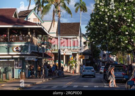 LAHAINA, MAUI, HAWAII, USA - 21 luglio 2029 - ristoranti e negozi in Front Street nella storica città di Lahaina Foto Stock