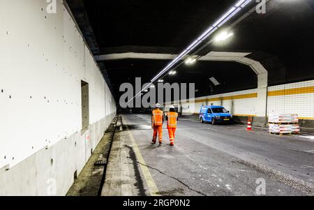 HEINENOORD - i dipendenti del Rijkswaterstaat stanno svolgendo lavori nel tunnel Heinenoord. A causa di un rinnovo, il tunnel dell'autostrada A29 sarà completamente chiuso. ANP JEFFREY GROENEWEG netherlands Out - belgium Out Foto Stock