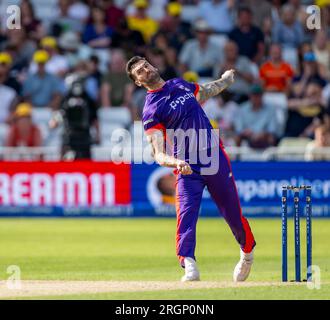 Reece Topley bowling per i Northern Superchargers in the Hundred tra Trent Rockets e Northern Superchargers Foto Stock