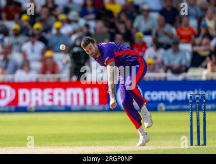 Reece Topley bowling per i Northern Superchargers in the Hundred tra Trent Rockets e Northern Superchargers Foto Stock