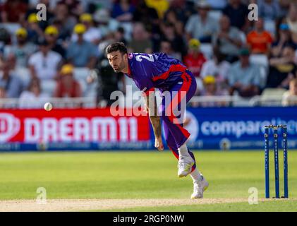 Reece Topley bowling per i Northern Superchargers in the Hundred tra Trent Rockets e Northern Superchargers Foto Stock