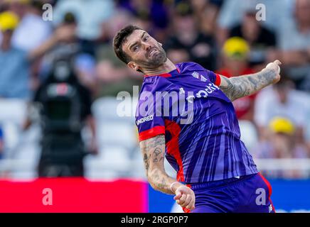 Reece Topley bowling per i Northern Superchargers in the Hundred tra Trent Rockets e Northern Superchargers Foto Stock