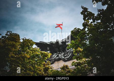L'Aquila a due teste e la bandiera austriaca sull'edificio del governo (Regierungsgebäude) a Vienna in Austria Foto Stock